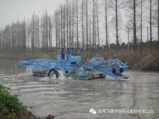 双峰县出动机械打捞船清理水面漂浮垃圾