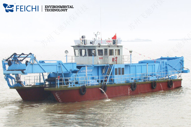 重庆市巫山县机械化清漂船在巫峡进行作业